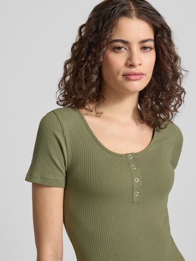 Vrouwenmodel draagt Slim Fit T-Shirt aus Baumwoll-Mix Modell 'KITTE' van Pieces, unikleuren, U-boothals, ribstructuur, katoenmix. Close-up bovenlichaam.