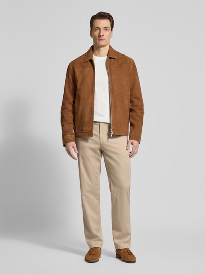 Männermodel trägt Hose mit Eingrifftaschen Modell 'Everest' von BRAX in Beige, Baumwoll-Lyocell-Anteil, Regular-Fit, Ganzkörperansicht von vorne