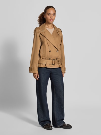 Frauenmodel trägt Regular Fit Jacke aus reiner Baumwolle Modell 'Winnie' von ba&sh in Camel mit Reverskragen und doppelter Knopfleiste, weite dunkle Jeans, glatte Oberfläche, Ganzkörperansicht von vorne. Kontext: Damen Jacke, Rückenlänge 62 cm, Schulterbreite 42 cm, Brustweite 50 cm, Ärmellänge 74 cm.