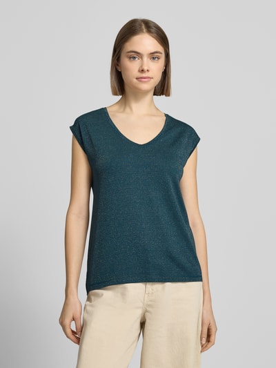 Modelka kobieca nosi Regular Fit Shirt aus Viskose-Mix Modell 'BILLO' od Pieces, kolor jednolity, błyszczący, krój regular fit, prążkowany wzór, efektowna przędza, label stitching, dekolt w kształcie U, bez rękawów, tekstura miękka, widok całej sylwetki z przodu.