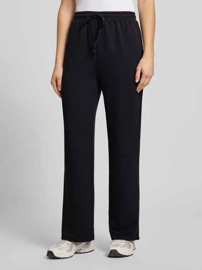 Frauenmodel trägt Regular Fit Sweatpants mit Viskose-Anteil Modell 'TALIA' von Pieces, unifarben, glatte Struktur, Nahaufnahme Oberkörper.