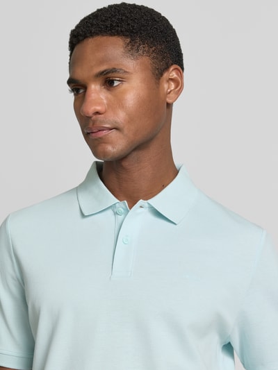 Męski model nosi Regular Fit Poloshirt aus reiner Baumwolle von s.Oliver RED LABEL, jasny niebieski, materiał piqué, przód, zbliżenie na górę.