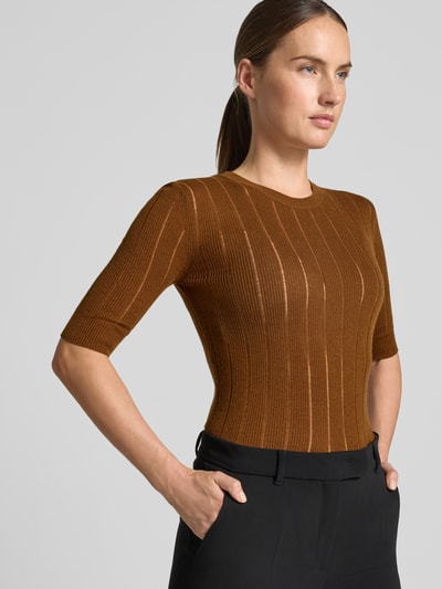 Modelka nosi brązowy sweter Slim Fit Pullover aus Seiden-Woll-Mix Modell 'RAGNO' von Max Mara Studio, dzianina z prążkami, półmat, z przodu, zbliżenie na górną część ciała