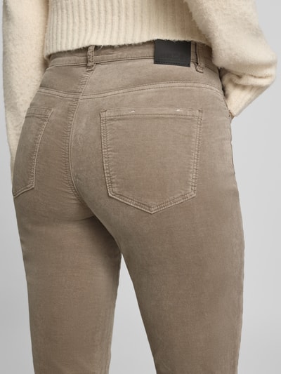 Vrouwenmodel draagt smalle broek uit katoenmix met modal aandeel model 'SILEA' van Marc Cain, dames smalle broek, detailopname van achteren