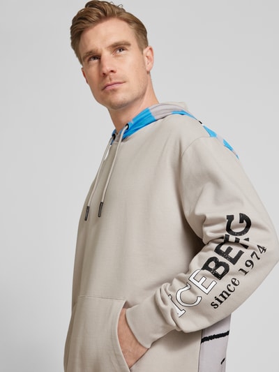 Iceberg Hoodie mit Label-Print und Känguru-Tasche Stein 3