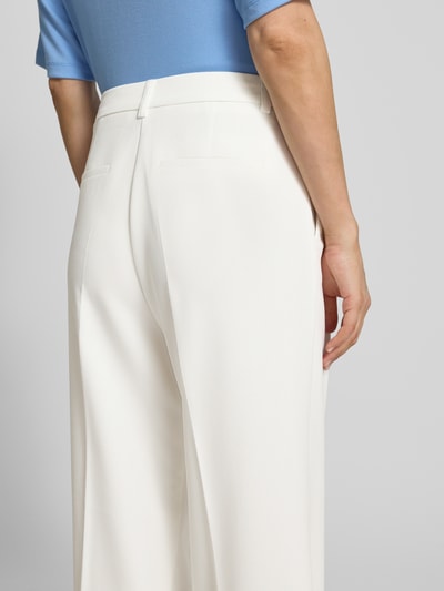 Frauenmodel trägt Hose mit Falten und Gesäßtaschen von Milano Italy in Weiß, Material-Mix mit Viskose-Anteil, Nahaufnahme Rückansicht.