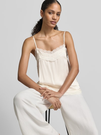 Frauenmodel trägt Regular Fit Blusentop mit Spitzenbesatz von Jake*s Collection, semitransparentes Satin, Spaghettiträger, Nahaufnahme Oberkörper.