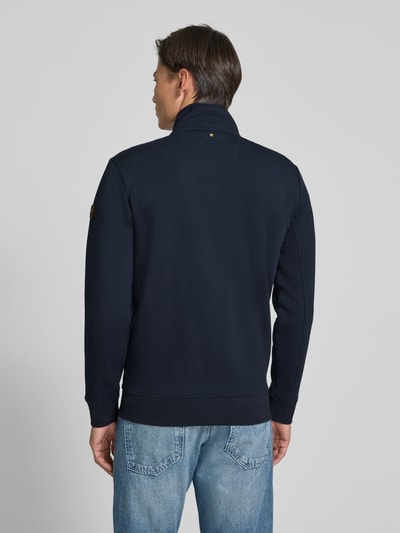 Männermodel trägt Sweatjacke mit Stehkragen und Label-Patch von PME Legend in Dunkelblau, Strukturmuster, Rückenansicht, Ganzkörperansicht.