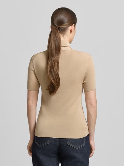 Frauenmodel trägt Modern Fit Poloshirt mit Seiden-Anteil und Schluppe von Stefanel, beige, feine Textur, kurze Knopfleiste, Rückansicht.