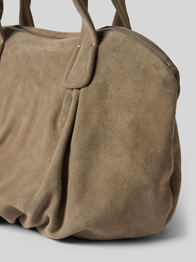 Produktfoto, shopper Modell 'LUCY' van LIEBESKIND BERLIN met label in reliëf, suède look, ritssluiting, detailopname, context: Dames shopper met hoofvak en rits, lange hengsels, ritsvak binnenin, breedte 50 cm, lengte 35 cm, diepte 22 cm, schouderband 66 cm.