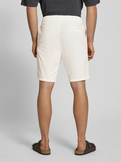Männermodel trägt Straight Fit Shorts mit Gesäßtasche von REVIEW aus Reine Baumwolle in Leinen-Optik, Ganzkörperansicht Rückansicht.