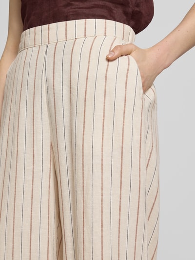 Frauenmodel trägt Wide-Leg-Pants mit Eingrifftaschen Modell 'LINNO' von ICHI im Leinen-Viskose-Mix, gestreift, Nahaufnahme Oberkörper.