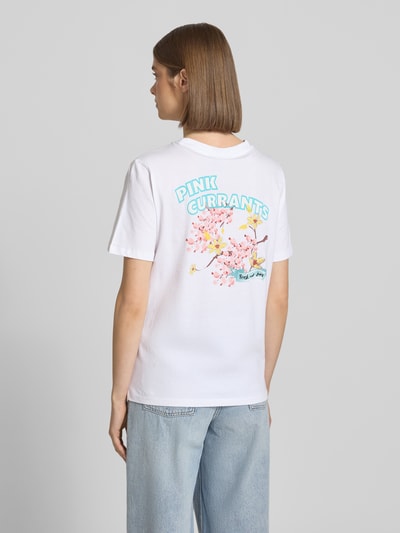 Frauenmodel trägt Regular Fit T-Shirt aus reiner Baumwolle Modell 'BRIANNA' von Pieces, Optik: Unifarben, Motiv-Print, Ganzkörperansicht Rückansicht.