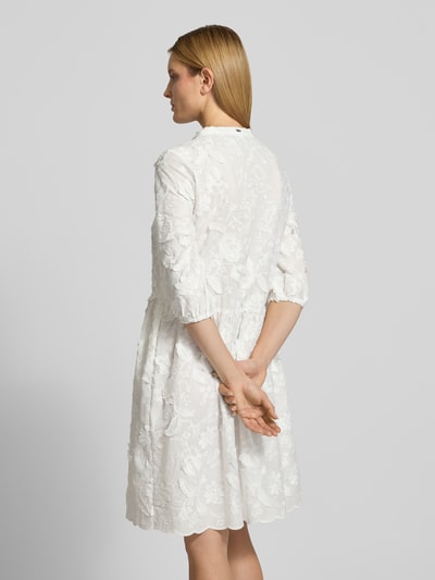 Frauenmodel trägt Knielanges Kleid mit Stitchings und 3/4-Arm von WHITE LABEL, Reine Baumwolle, A-Linie, Knielänge, Stitchings, Tunikakragen, Detailstruktur, Rückenlänge bei Größe 36: 102 cm, Brustweite bei Größe 36: 48 cm, Ärmellänge bei Größe 36: 45 cm, Ganzkörperansicht Rückansicht.