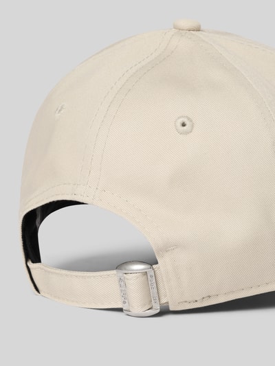 Produktfoto, Base Cap mit Motiv-Stitching von New Era aus Reine Baumwolle in Beige mit Logo-Stitching und Curved Visor, Nahaufnahme Rückansicht.
