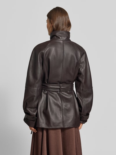 Vrouwenmodel draagt Lederjacke aus echtem Leder van MYON in donkerbruin lamsnappa met tailleband, getailleerde pasvorm, Ruglengte maat 36: 74 cm, Schouderbreedte: 50 cm, Borstwijdte: 42 cm, Mouwlengte: 65 cm, Ganzkörperaanzicht achterkant.