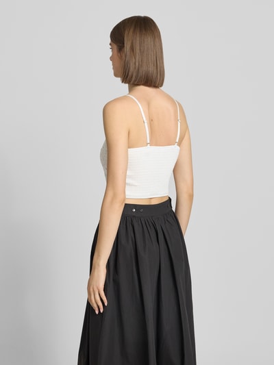 Frauenmodel trägt Slim Fit Trägertop aus Viskose-Mix Modell 'HONEY' von Only, unifarben, cropped mit Spitze, Rückansicht