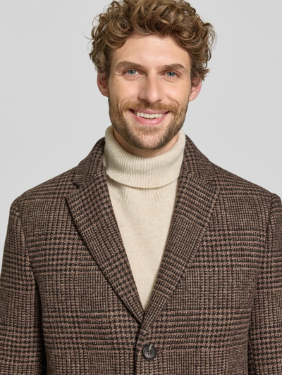 Männermodel trägt Mantel mit Reverskragen von MCNEAL, braunes Karomuster, Woll-Materialmix, Regular Fit, Nahaufnahme Oberkörper.