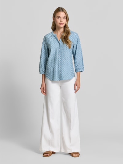 Frauenmodel trägt Regular Fit Bluse aus reiner Baumwolle Modell 'VELIA' von Brax, Popeline, kariert, hellblau, Ganzkörperansicht von vorne.