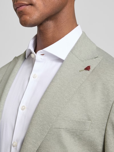 Mężczyznamodel nosi Slim Fit Anzug mit steigendem Revers od Roy Robson, jasnoszara tkanina, ozdobny detal, krój slim fit, zbliżenie na górną część torsu