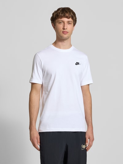 Männermodel trägt T-Shirt mit Label-Stitching von Nike in Weiß, aus Reine Baumwolle, Regular-Fit, Rundhalsausschnitt, Ganzkörperansicht von vorne. Herren T-Shirt, Rückenlänge bei Größe M: 73 cm.