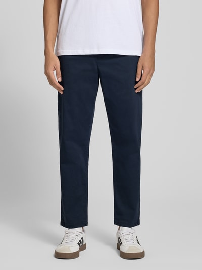 Mannenmodel draagt Straight Fit broek uit katoenmix van REVIEW in donkerblauw met steekzakken, achterzakken, knoop- en ritssluiting, bandwijdte maat M 42 cm, binnenbeenlengte maat M 69 cm, volledige lichaamsaanzicht van voren
