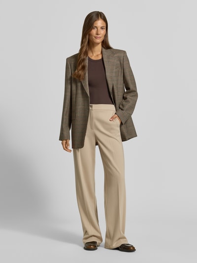 Vrouwenmodel draagt Regular fit longblazer uit pure scheerwol model 'TALCA' van Max Mara, dames, in bruin en beige tinten, vooraanzicht volledige lengte.