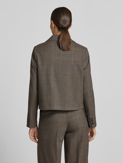 Frauenmodel trägt Regular Fit Blazer mit Pattentaschen von MORE & MORE, Material-Mix mit Viskose-Anteil, Ganzkörperansicht Rückansicht.