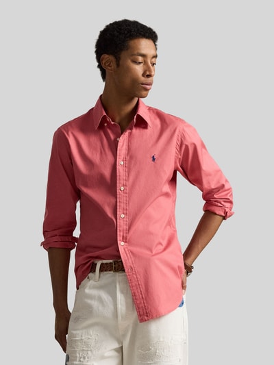 Männermodel trägt Regular Fit Freizeithemd aus reiner Baumwolle von Polo Ralph Lauren in Optik: Unifarben mit Button-Down-Kragen, Ganzkörperansicht von vorne.