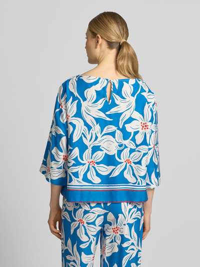 Frauenmodel trägt Relaxed Fit Bluse aus reiner Viskose Modell 'Rylie' von GUIDO MARIA KRETSCHMER WOMAN mit floraler Allover-Print, 3/4-Arm, Ganzkörperansicht Rückansicht.