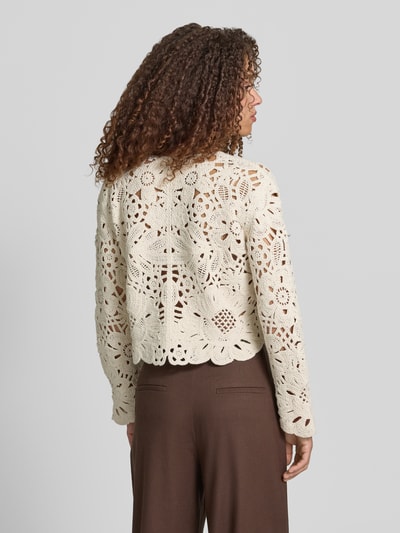 Frauenmodel trägt Cardigan aus Häkelspitze mit Rundhalsausschnitt von Jake*s Collection, Reine Baumwolle, Gerader Schnitt, Rückenlänge 45 cm, Ärmellänge 59 cm, Häkelspitze-Struktur in Beige mit Knopfleiste, Ganzkörperansicht Rückansicht.
