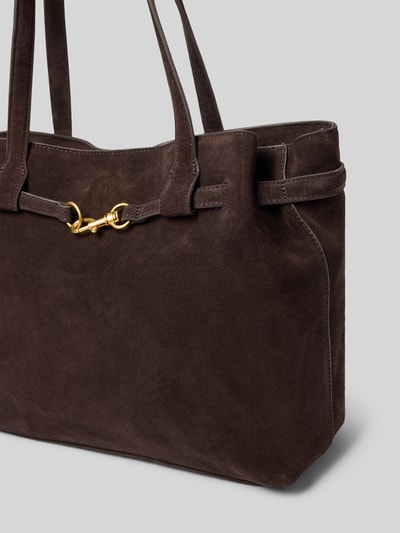 Produktfoto, Handtasche aus Rindsleder mit Karabiner Modell 'CHUS' von MANGO in Dunkelbraun, glatte Wildleder-Textur, goldener Karabiner, Hauptfach mit Magnetverschluss, Struktur rechteckig, Maße 40x29x11 cm, Schulterriemen 69 cm.