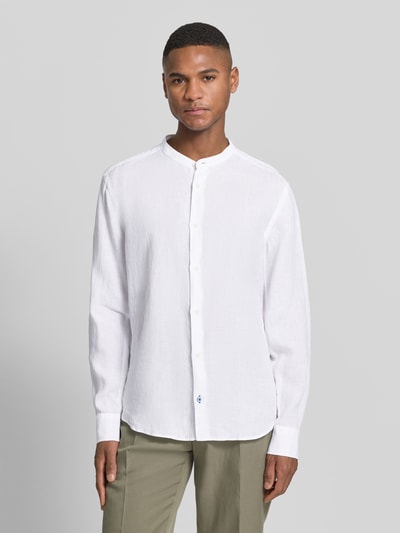 Männermodel trägt Slim Fit Leinenhemd aus reinen Leinen mit Stehkragen von OLYMP Level Five in Weiß, mit durchgehender Knopfleiste, Langärmelig, Sportmanschetten, Ganzkörperansicht von vorne, Rückenlänge 75 cm, Schulterbreite 48 cm, Ärmellänge 64 cm.
