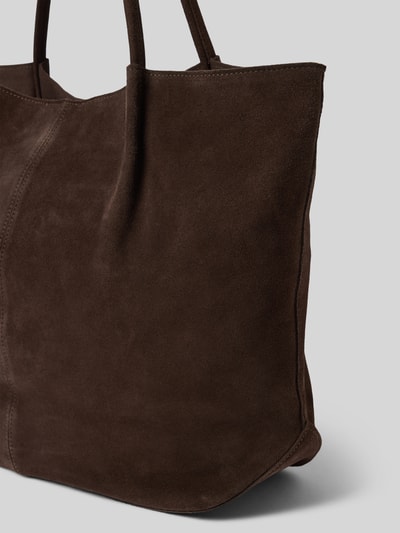 Produktfoto, Tote Bag aus echtem Rindsleder Modell 'Bella' von MANGO in Dunkelbraun, glatte und matte Textur, schmale Schulterriemen, Magnetverschluss, Maße 47x31x13 cm, Schulterriemenlänge 60 cm