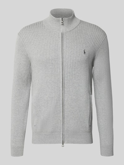 Produktfoto, Strickjacke mit Reißverschluss von Polo Ralph Lauren in Hellgrau, Reine Baumwolle, Regular-Fit, Gerippte-Abschlüsse, Stehkragen, Label-Stitching, Eingrifftaschen, Rückenlänge 70 cm, Ärmellänge 65 cm.
