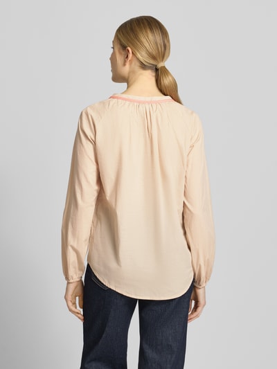Frauenmodel trägt Regular Fit Bluse mit Raffungen von Emily Van den Bergh, Reine Baumwolle, Tunika-Ausschnitt, Langärmelig, Elastische Ärmelabschlüsse, Rückenlänge 66 cm, Ärmellänge 58 cm, zarte Pastellfarbe, glatte Struktur, Ganzkörperansicht Rückansicht.