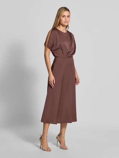 Frauenmodel trägt Midikleid aus Satin von SWING in Braun, taillierte Passform, Rundhalsausschnitt, Ganzkörperansicht von vorne.