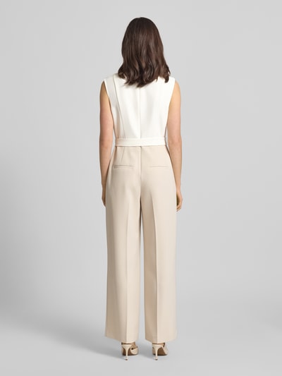 Vrouwenmodel draagt Regular Fit Jumpsuit mit Taillengürtel zum Binden van s.Oliver BLACK LABEL, two tone design, twill, rugaanzicht.