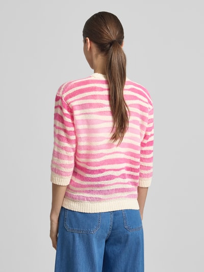 Frauenmodel trägt Strickpullover aus Mohair-Mix mit 3/4-Arm von Rich & Royal in Rosa-Weiß mit Allover-Look, Rückenansicht, Regular Fit.