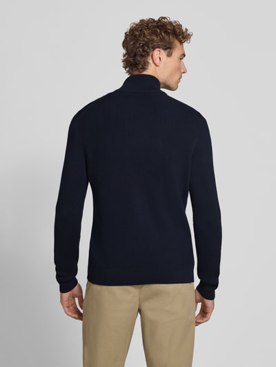 Männermodel trägt Strickjacke mit Stehkragen Modell 'LEVI' von MCNEAL in Dunkelblau, Baumwoll-Mix, Rückenansicht, Ganzkörperansicht Rückansicht.