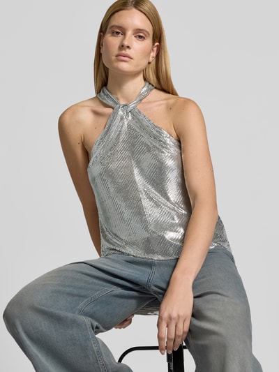Frauenmodel trägt Top in Netz-Optik von Rabanne in Silber, Regular Fit, Stehkragen, Neckholder, Druckknopfverschluss, Nahaufnahme Oberkörper.