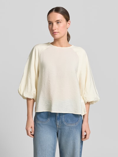 Frauenmodel trägt Regular Fit Bluse aus Viskose-Mix mit 3/4-Arm von Christian Berg Woman in Creme, Struktur-Oberfläche, Rundhalsausschnitt, Damen Bluse, Rückenlänge bei Größe 36: 56 cm, Ärmellänge bei Größe 36: 44 cm, Ganzkörperansicht von vorne.
