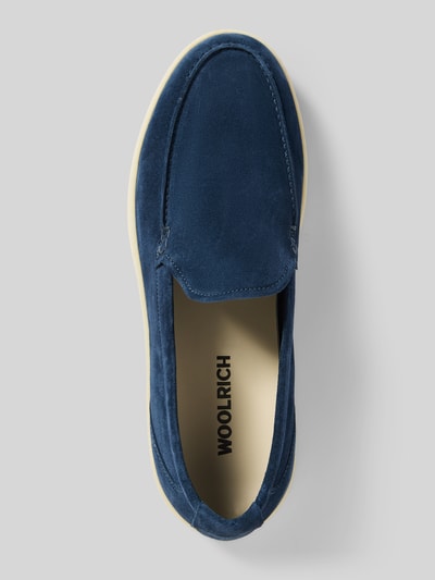 Produktfoto, Slip-on-Sneaker aus Leder von Woolrich in Dunkelblau, abgerundete Spitze, Schlupfform, Gummisohle, strukturierte Oberfläche.