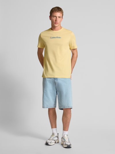 Calvin Klein Jeans T-shirt o kroju regular fit z nadrukiem z logo model ‘Class’ Żółty 1