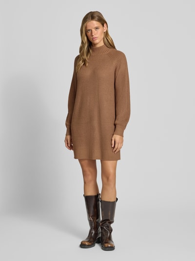 Frauenmodel trägt Strickkleid mit Stehkragen Modell 'TIMMY' von NOISY MAY®, braune Grobstrick-Textur, lockerer Schnitt, Ganzkörperansicht von vorne. Relaxed Fit, Minikleid, Rückenlänge 82 cm, Brustweite 55 cm, Ärmellänge 63 cm.