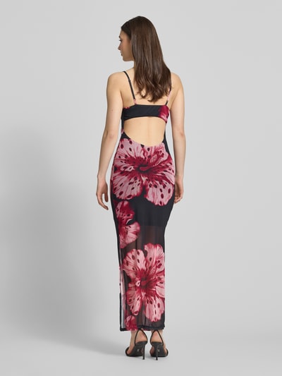 Frauenmodel trägt schmales Freizeitkleid mit Allover-Muster Modell 'MAGDA' von Only in Midi-Länge aus Chiffon, florales Muster, Spaghettiträger, Rückenausschnitt mit Cut-Outs, Ganzkörperansicht Rückansicht.