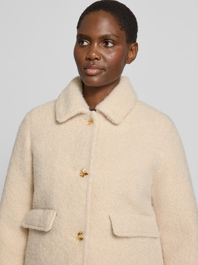 Vrouwenmodel draagt Teddyjacke mit goldfarbenen Zierknöpfen van VERO MODA, effen kleuren look, sierknopen applicatie, platte kraag, lange mouwen, eenrijige knoopsluiting, klepzakken, Nahaufnahme Oberkörper.
