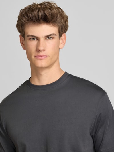 Männermodel trägt Herren T-Shirt von Only & Sons, Modell 'FRED LIFE', Optik: Unifarben, Relaxed-Fit, Rundhals, Kurzarm, Reine Baumwolle, Nahaufnahme Oberkörper