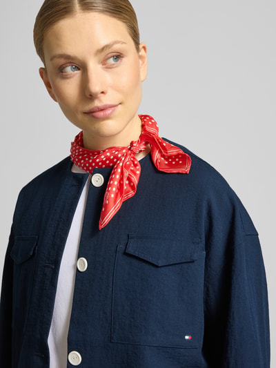 Frauenmodel trägt Boxy Fit Kurzblazer aus Viskose-Mix von Tommy Hilfiger in Optik: Unifarben mit Logo-Stitching, Nahaufnahme Oberkörper.