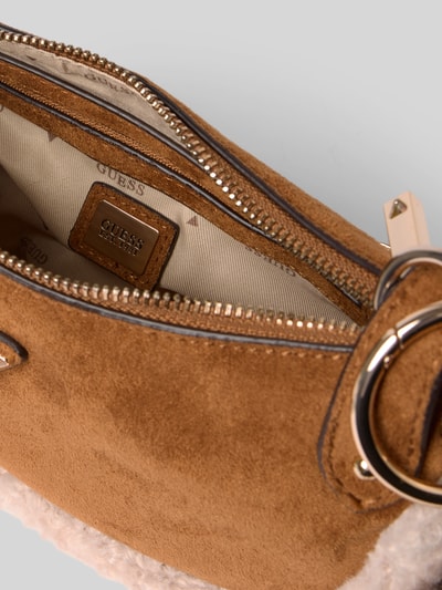 Produktfoto, Handtasche mit Teddyfell Modell 'KATIE' von GUESS in Leder-Optik, Reißverschluss, Label-Applikation, braun-beige Textur